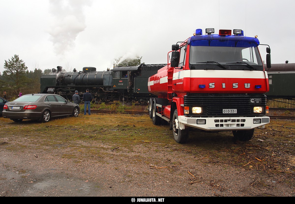 Vesihöyryveturi ja tulipaloauto Orimattilassa 02.05.2015
Avainsanat: Sisu paloauto höyryveturi museojuna Hr1_1009 P1943 P1944 ClassicMotorShow2015 höyryveturin-vesitys Höyryveturimatkat1009 Ukko-Pekka kokoonpano? 20150502