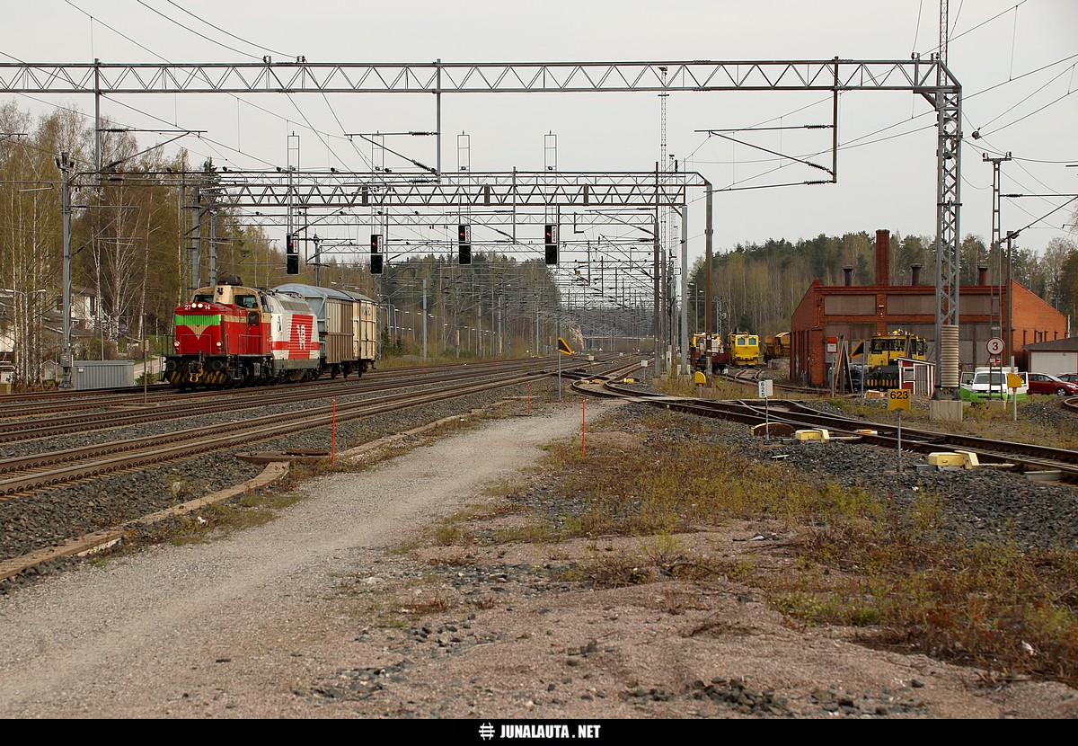 T55500 @ Kerava 06.05.2015
Tavarajuna Riihimäeltä Pasilaan näytti tällaiselta... 
(paluujunasta ei ole havaintoa)
Avainsanat: T55500 veturitalli pasilalaine Dv12_2714 Sr2_3231 20150506