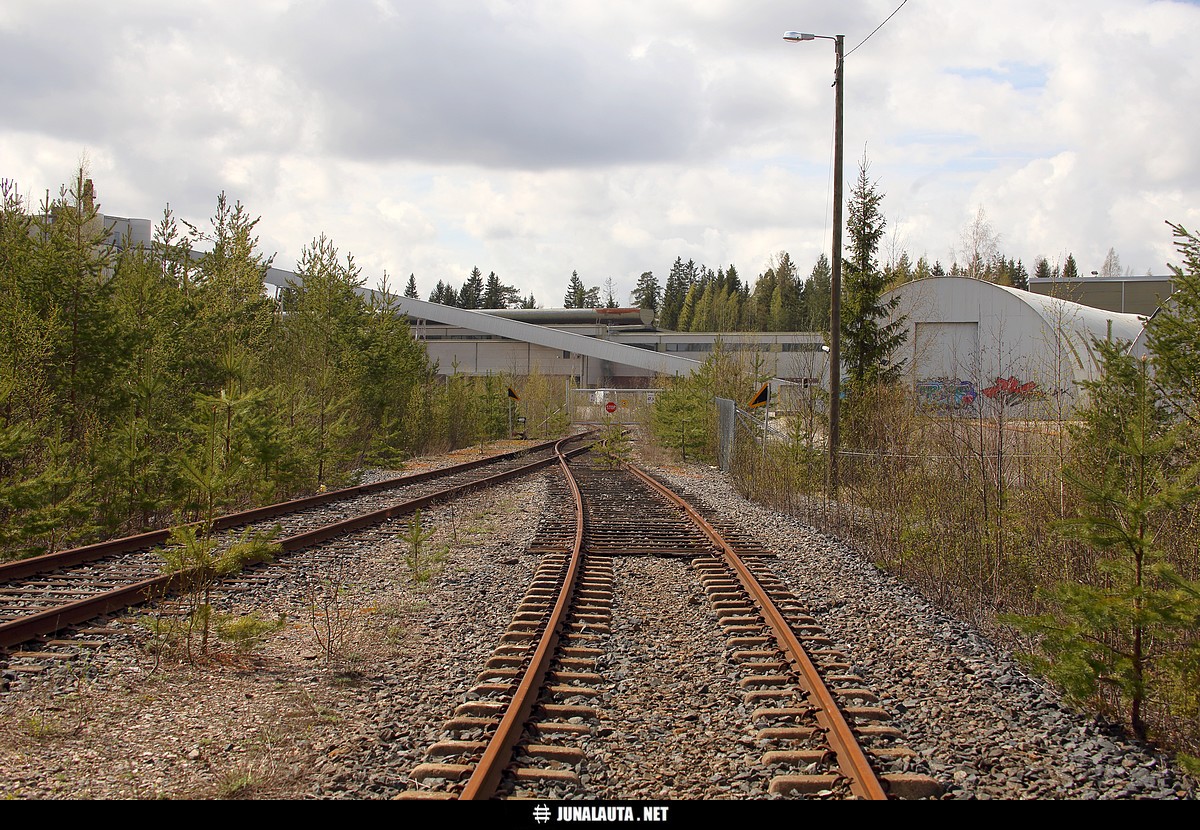 Lahden lasitehtaan raide @ 07.05.2015
Viimeinkin tuli laitettua takajalkoja vuoron perään toisen eteen ja käytyä täälläkin! Harmi vaan ettei kinahmilaista täällä enää koskaan nähdä...
Avainsanat: hylätty_raide 20150507
