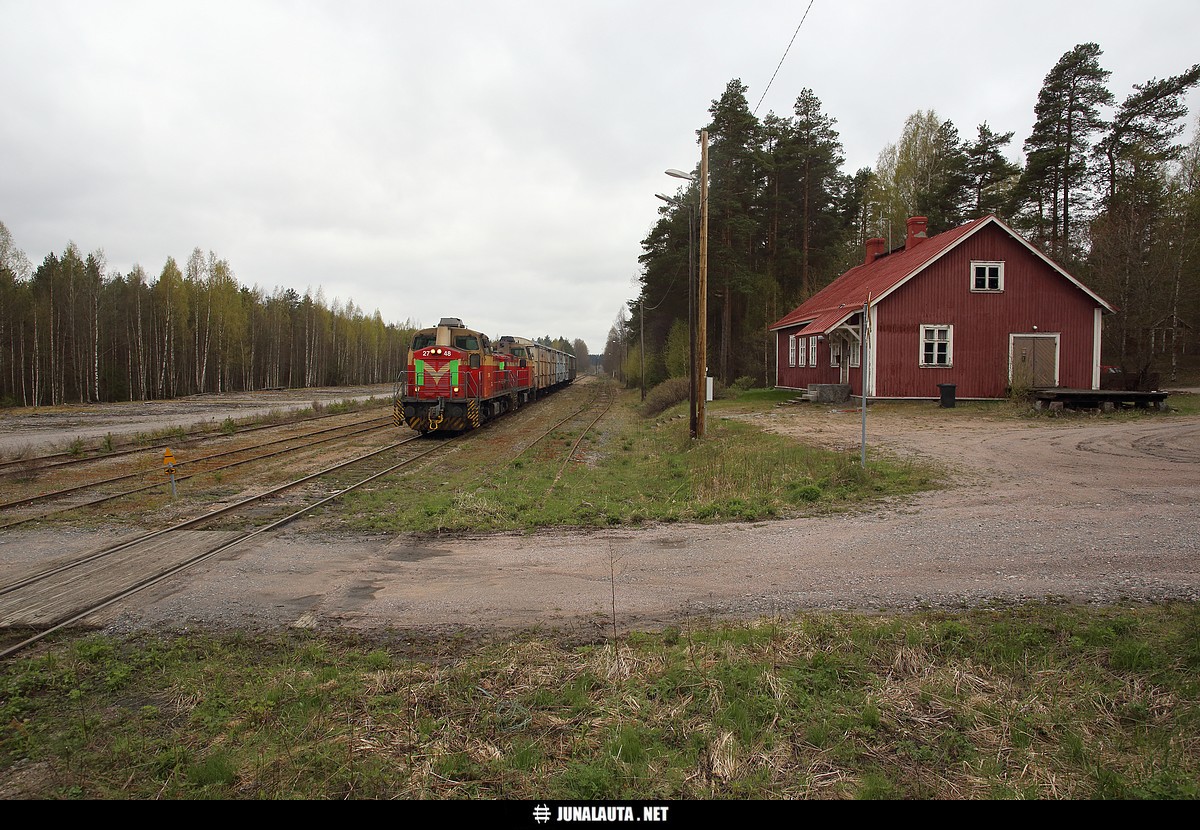 PAI65751 @ Vierumäki 13.05.2015
Heinolalaine kolkuttelee rauhallista matkavauhtia ohi autioituneen Vierumäen ratapihan!
Avainsanat: PAI65751 Dv12_2748 Dv12_2745 heinolalaine PAI-liikenne 20150513