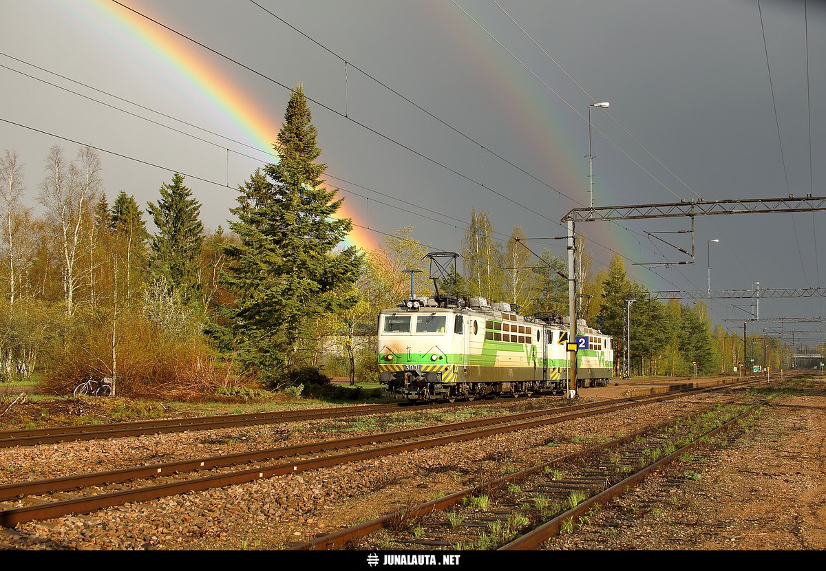 Vet11749 @ Myllykoski 14.05.2015
Tuplasateenkaari tietää veturiparia! :)
Avainsanat: Vet11749 Sr1_3071 Sr1_3021 20150514