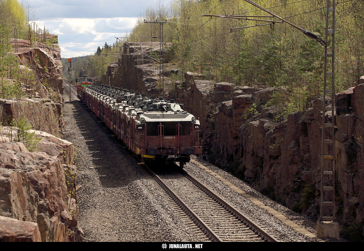 T4822 @ Sisättö 15.05.2015
Avainsanat: T4822 sotilasjuna Dv12_2546 20150515