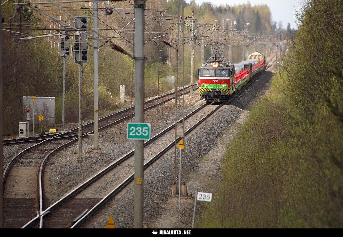T55002 @ Sisättö 15.05.2015
Raahelaine teletötteröllä tiivistettynä hieman lyhyemmän näköiseksi! Vaunusto kooostui pääasiassa sinisistä ja vihreistä kelavaunuista..
Avainsanat: T55002 T5002 Sr1_3005 Sr1_3051 rautajuna bigma@500mm raahelaine 20150515