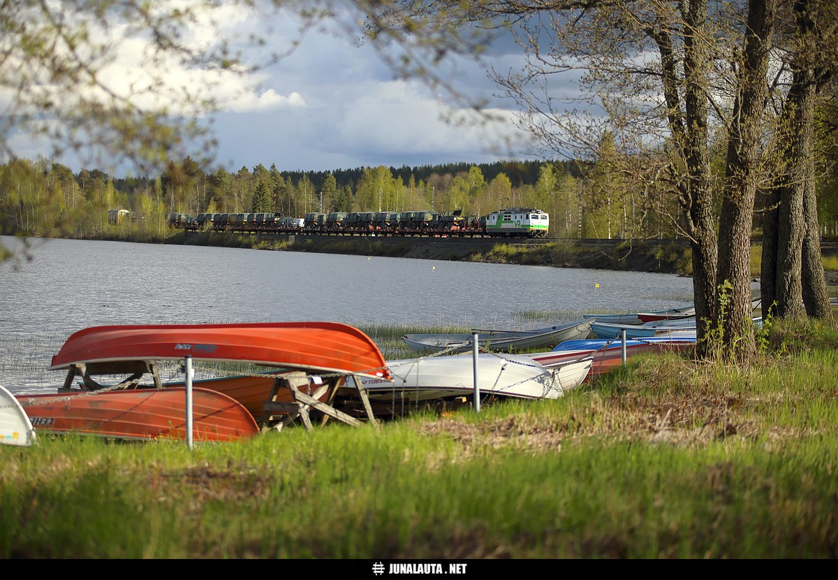 T4807 @ Keijärvi @ Ylöjärvi 15.05.2015
Rovajärvelle matkaavassa Riihimäen sotilasjunassa on tälläkin kertaa yksi Gbln-vaunu! 
Avainsanat: T4807 sotilasjuna Sr1_3033 20150515