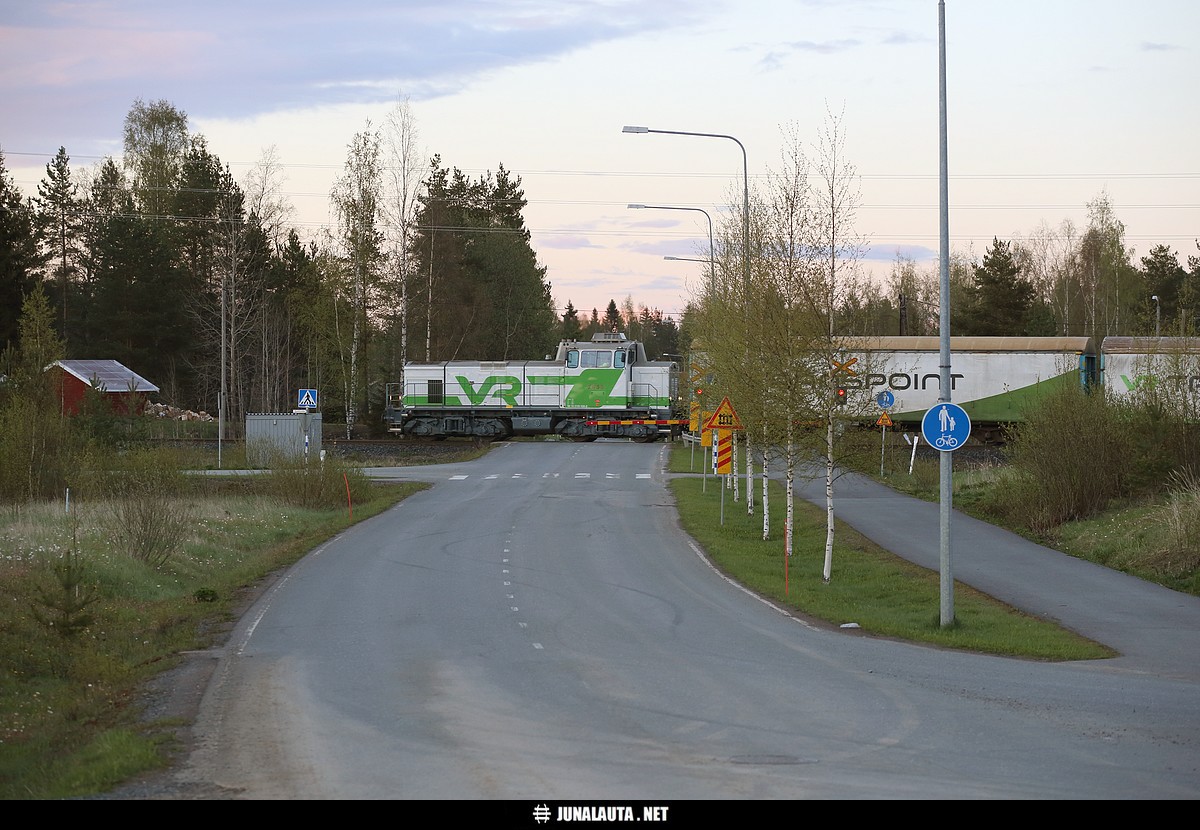 PAI65955 @ Toijala 15.05.2015
Iltajuna Valkeakoskelle näyttää koostuvan tälläkin kertaa selluvaunuista.
Avainsanat: PAI65955 sellujuna Dv12_2635 tasoristeyskuva valkeakoskelaine PAI-liikenne 20150515