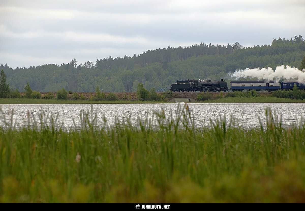 Höyryjuna Ukko-Pekka Rautalahden penkereellä Parikkalassa 08.07.2015
Tässä PITI OLLA lintutorni! Mutta kun ei ollut niin sitten rämmittiin niin pitkälle että saatiin esteetön näkemä penkereelle! Kastui mitä kastui! :) 
Avainsanat: MUS1946 pengerkuva Hr1_1009 Höyryveturimatkat1009 Höyryveturi Höyryjuna MUS1946 Ukko-Pekka museojuna TheRailwayTouringCompanyFIN2015 20150708