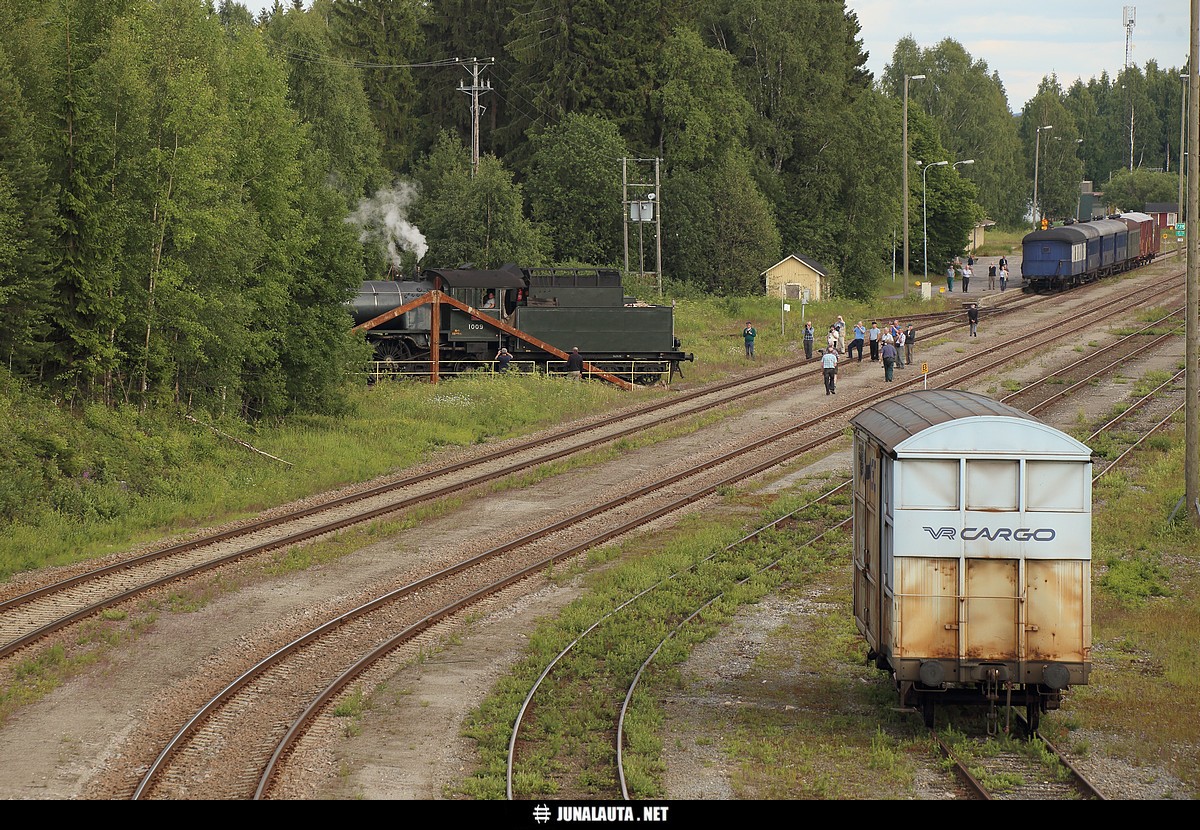 Hr1 1009 Lieksan kääntöpöydällä 08.07.2015
The Railway Touring Company:n tilaushöyryjunan veturi ylimääräisessä ohjelmanumerossa Lieksan kääntöpöydällä vaihtamassa kulkusuuntaa! 

Pankakosken junasta näkyy jääneen yksi Gbln-vaunu ratapihalle... 
Avainsanat: Hr1_1009 Höyryveturimatkat1009 Höyryveturi Höyryjuna MUS1945 Ukko-Pekka museojuna TheRailwayTouringCompanyFIN2015 kokoonpano? 20150708