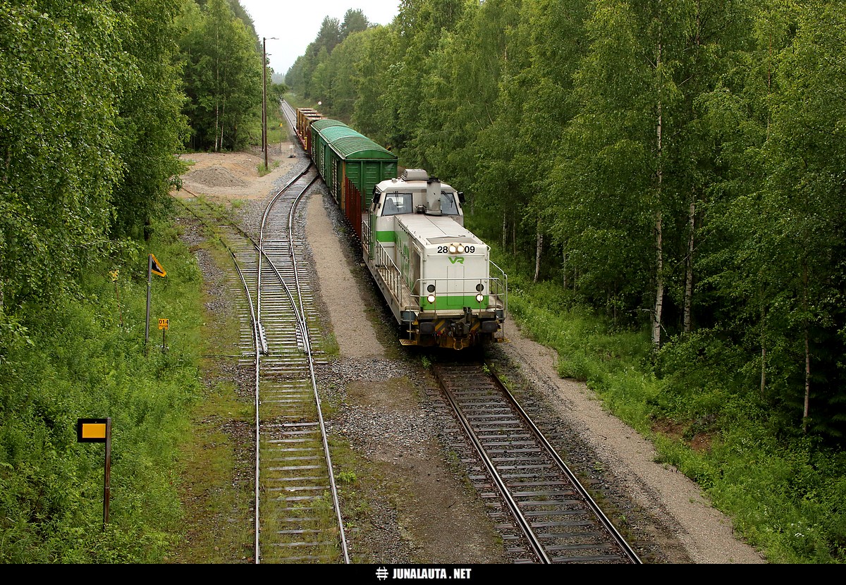 T5304 @ Porokylä 09.07.2015
T5304 [i]lotkottaa[/i] kohti etelää Porokylän ratapihan pohjoispäässä ja sorakuopan entisellä vaihteella. 
Keywords: T5304 Dr16_2809 Akzonobel 20150709