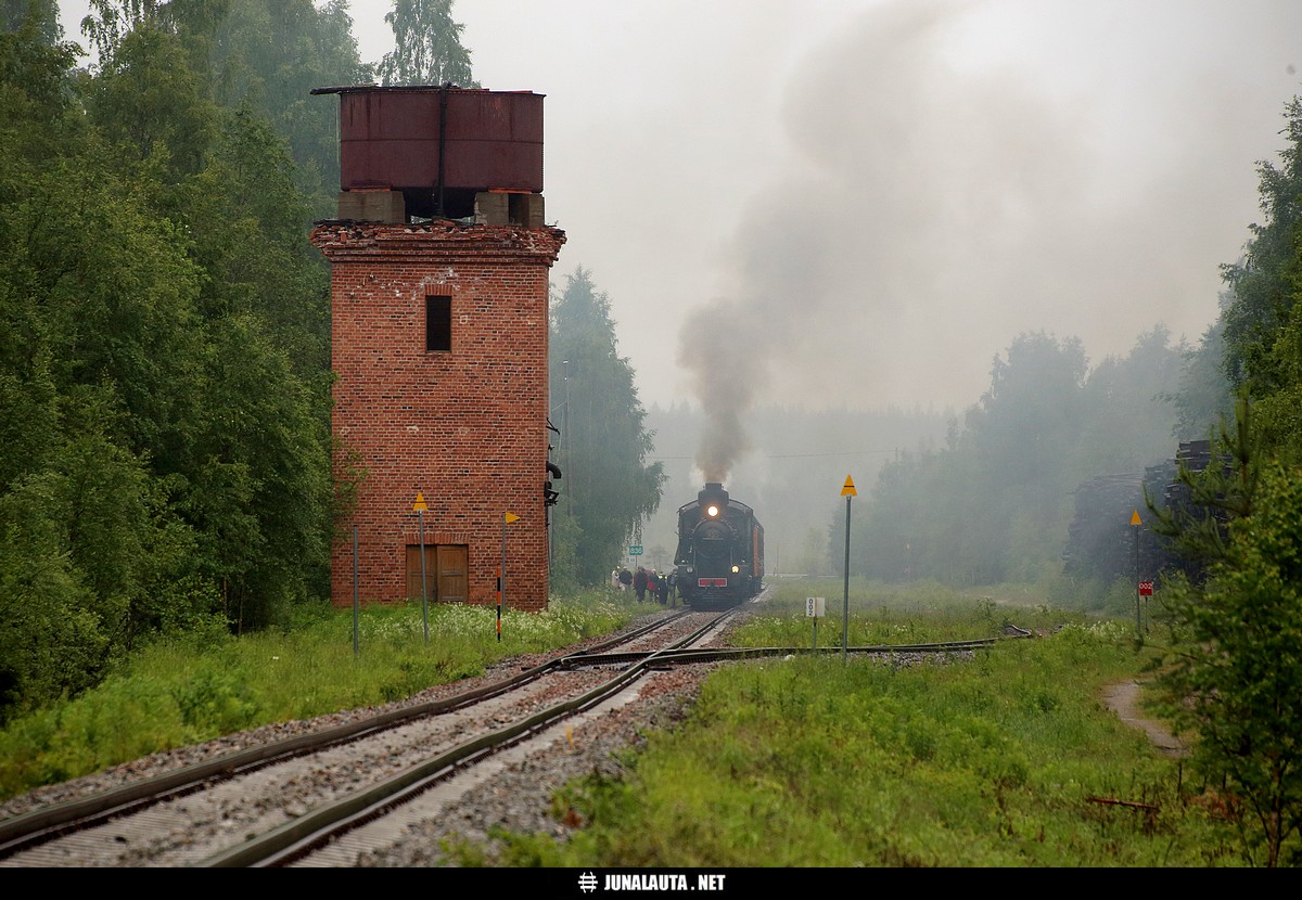 Höyryjuna Hv3 995 @ Maanselkä 09.07.2015
Brittiläisen [i]The Railway Touring Companyn[/i] tilaushöyryjuna oli liikenteessä reitillä Nurmes-Kontiomäki-Kajaani-Iisalmi-Siilinjärvi-Juankoski-Viinijärvi-Joensuu osana viikon kestävää Suomen kiertuetta. Maanselässä lyhyt kuvaus- ja huoltopysähdys... 

Valtimon ja Sotkamon kunnanraja kulkee hauskasti keskellä Maanselän ratapihaa. Juna on kuitenkin jo Sotkamon puolella! :)
Avainsanat: Hv3_995 vesitorni MUS1939 höyryjuna höyryveturi museojuna HöyryraideOy TheRailwayTouringCompanyFIN2015 20150709