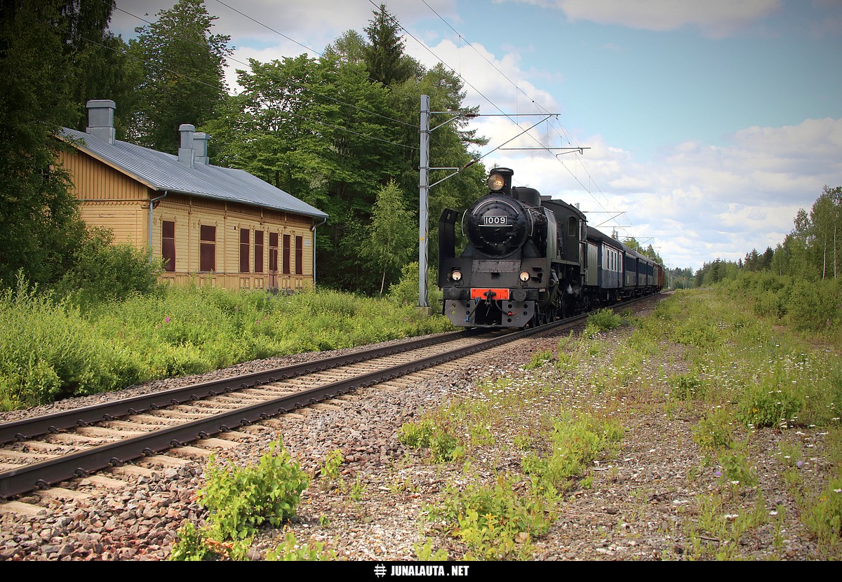 Höyryjuna Ukko-Pekka @ Kantala 10.07.2015
Joensuusta takaisin Kouvolaan matkanneen höyryjunan kulku alkoi hidastua Heinävedellä syystä tai toisesta... Kuvaussuunnitelmat ja -paikat kokivat muutoksia ja lisäyksiä... Siikamäen jälkeen piti punnita, mennäkö Haukivuorelle vai tulla jo tänne Kantalaan. Kantala voitti, koska oletin Haukivuoren olleen miehitetyn! :)  

Hyvä niin, sillä en ollut ainoa paikalla olija. Kantalan asemanseudulle saapui samaan aikaan pari autollista aikoinaan Ruotsiin muuttaneita Kantalan alkuasukkaita ja heidän lapsiaan ja lapsenlapsiaan kesäloman viettoon. Ensi töikseen seurue tuli katsastamaan asemarakennuksen tilan ja hankkimaan some-materiaalia. Höyryjunan odottaessa Loukolammella pohjoiseen matkaavaa IC-junaa teki seurue jo poislähtöä... Hetkinen, et-öökonplik... Mites sitä ilmaistaankaan toisella kotimaisella HÖYRYJUNAN olevan tulossa aseman ohi 10 minuutin kuluttua?? :) 

Onneksi tilanteesta selvittiin ensimmäisellä kotimaisella, Ukko-Pekka Hr1 1009 tarjosi varmasti miellyttävän muiston ja mukavan kesäloman aloituksen nilkuttaessaan viittä-kuuttakymppiä ohi Kantalan asemamiljöön vislaa laulattaen! 
Avainsanat: Hr1_1009 Höyryveturimatkat1009 Höyryveturi Höyryjuna MUS1948 Ukko-Pekka museojuna TheRailwayTouringCompanyFIN2015 20150710