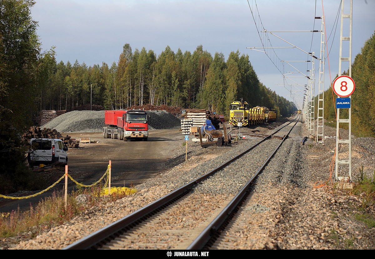 Jaalanka 03.09.2015
Jaalangan [i]väliaikainen linjavaihde[/i] parhaimpina päivinään! :)
Avainsanat: väliaikainen_linjavaihde Sisu Tka8_578 Tka7_232 Tka8_583 linjavaihdemerkki 20150903