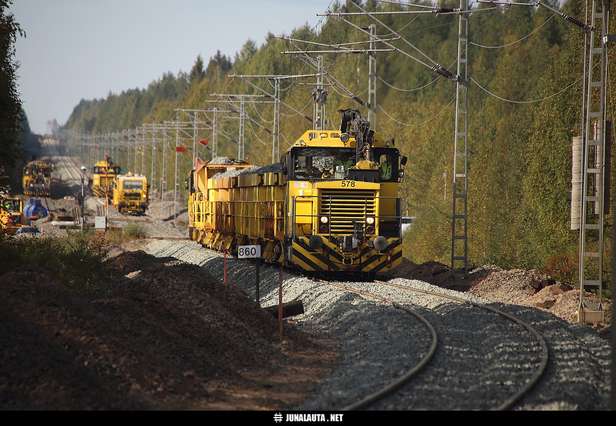 Ratatyökonerallia @ Jaalanka 03.09.2015
Kontiomäen ja Oulun välisen radan perusparannustöitä tehtiin vuonna 2015 Kivesjärven ja Utajärven välillä arkisin klo 8-18 välisenä aikana heinäkuun puolivälistä lokakuulle saakka. Jaalankaan oli rakennettu kuvassakin pilkistävä [i]väliaikainen linjavaihde[/i] sepelinlastausta, ratatyökoneiden säilytystä ym. varten. 
Avainsanat: Tka8_578 Tka7_232 työkone väliaikainen_linjavaihde Ttk1_830 Tka8_583 Tka7_204 sepelijuna VRTrack ratatyömaa 20150903