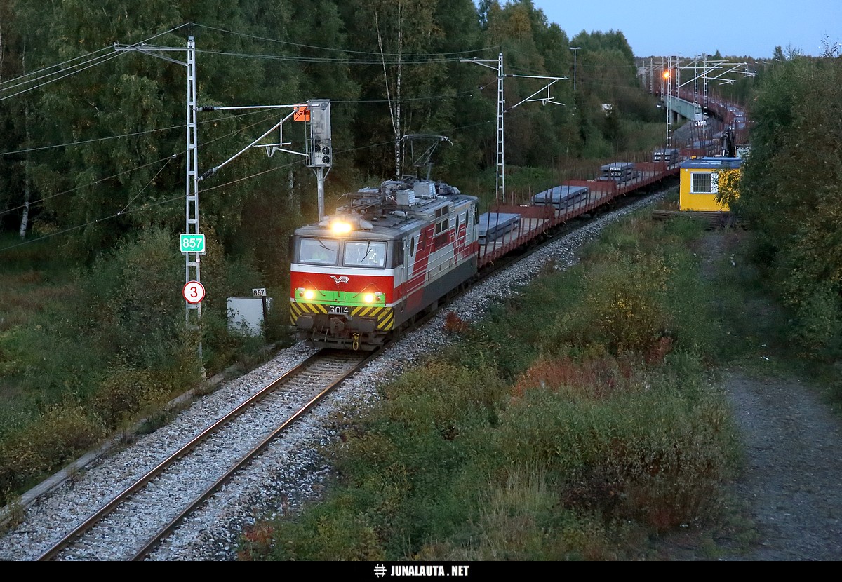 T55183 @ Kemi 08.09.2015
Viime vuotinen kulkija - rautajuna Raahesta Haaparantaan - saapuu Kemin asemalle veturinvaihtoon.
Avainsanat: Sr1_3014 rautajuna raahelaine 20150908