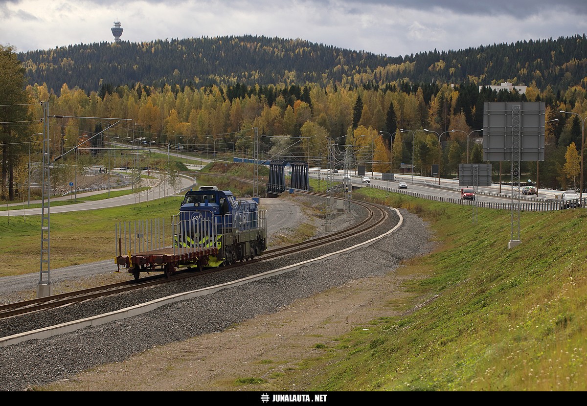 CZ LOKO 774 711-6 (Fennia Rail) @ Kuopio 01.10.2015
Pyörät ne laaloivat: "Kuopijoon käy tie!"
Kiskotkin kirskuivat: "Tervehykset vie!"
Avainsanat: Dr18 Dr18_101 FenniaRail Kbps-v T7004 siltakuva 20151001