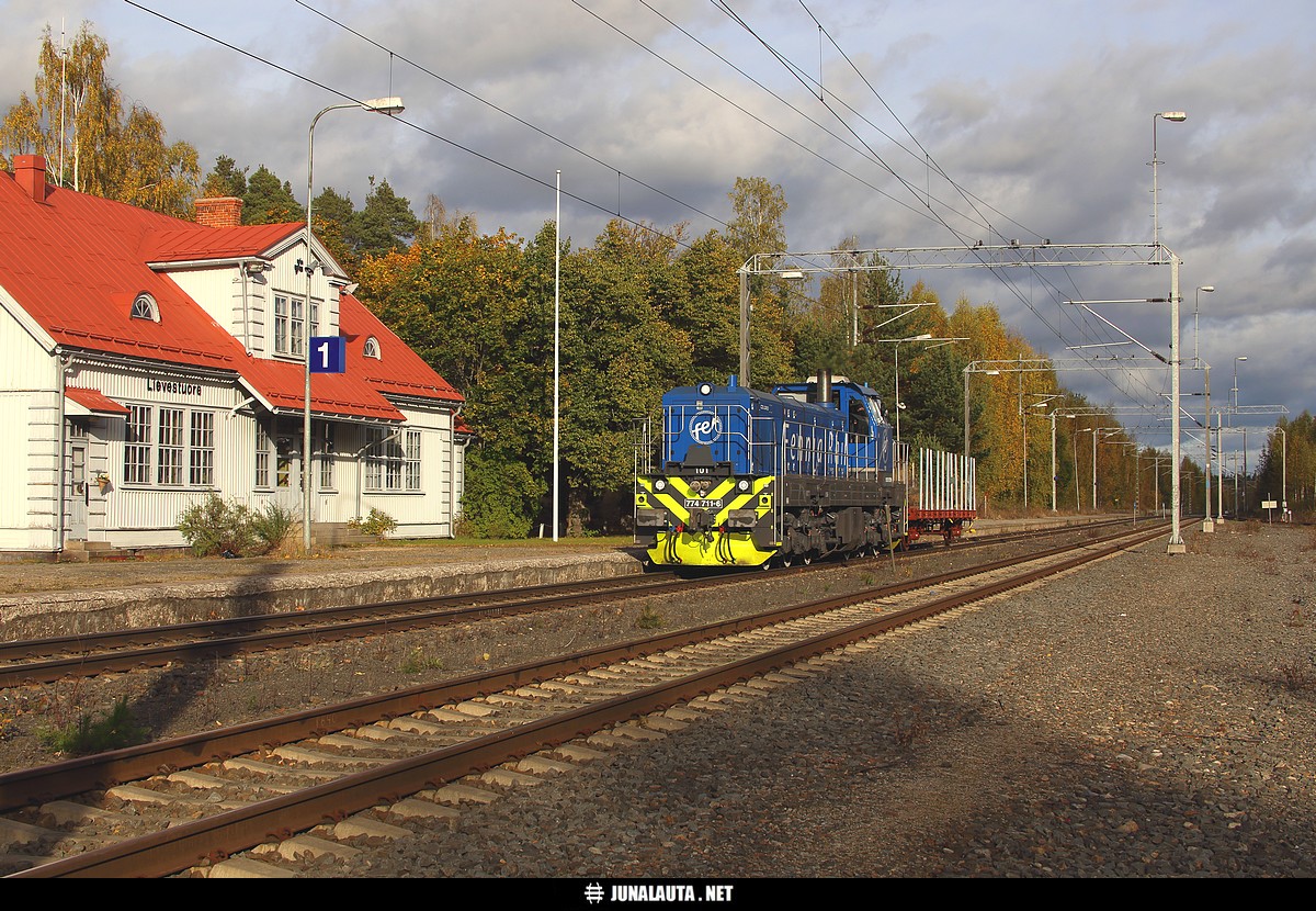 CZ LOKO 774 711-6 (Fennia Rail) @ Lievestuore 01.10.2015
Fennia Rail:n Kontiomäeltä Hämeenlinnaan matkaava koeajojuna ohittaa Lievestuoreen aseman samalla tapaa kuin VR:n henkilöjunat - pysähtymättä!
Avainsanat: Dr18 Dr18_101 FenniaRail Kbps-v 20151001 T7004