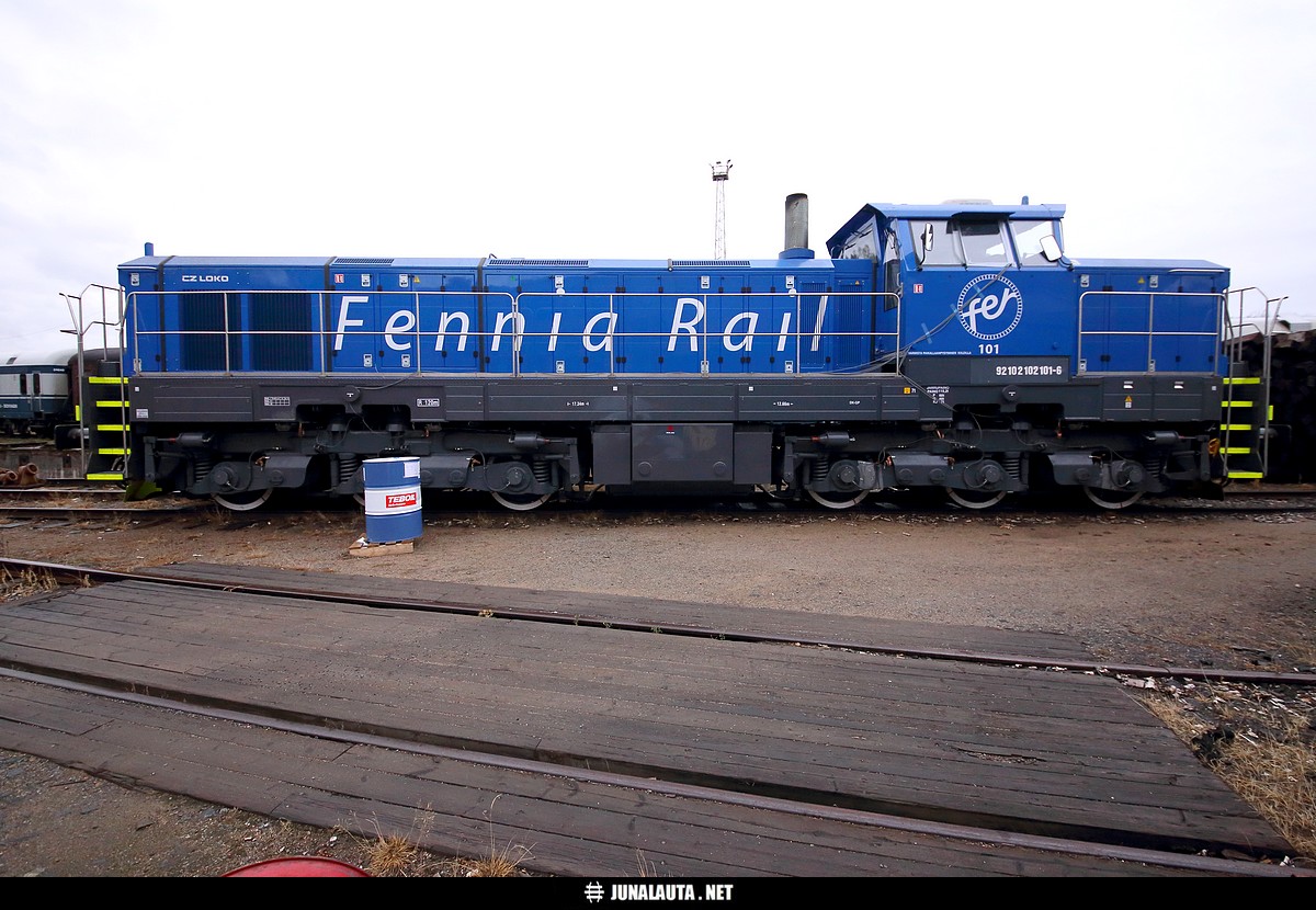 CZ LOKO 774 711-6 (Fennia Rail) @ Haapamäki 02.10.2015
Juha Sipilän viitoittaman politiikan innoittamana kävi Fer:n LOKOmotiivi heti ensimmäisen veturikoeajotaipaleensa päätteksi anomassa turvapaikkaa Haapämäen museoveturiyhdistyksen veturitalleilta. Ei kai sitä nyt Suomeen töitä tulla tekemään...?

Turvapaikkahakemusta ei Keuruulla kuitenkaan hyväksytty, vaan LOKO passitettiin välittömästi raatamaan Suomen rataverkostolle ja keräämään verotuloja Suomen valtiolle. Pääsyä veturivanhainkotiin käsitellään seuraavan kerran aikaisintaan vuosisadan jälkimmäisellä puoliskolla, mikäli LOKO ylipäätään suomalialaisia erityisolosuhteita niin kauaa jaksaa! 

;) 
Avainsanat: Dr18 Dr18_101 FenniaRail Vet17000 Vet7001 20151002