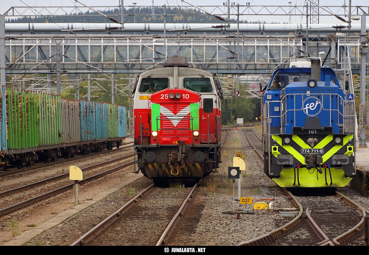 CZ LOKO 774 711-6 (Fennia Rail) & Dv12 2510 + 2549 @ Jyväskylä 02.10.2015
Tyttöjen väriset veturit kohtaavat poikien värisen veturin Jyväskylän ratapihalla! :)
Avainsanat: Dr18 Dr18_101 FenniaRail Vet17002 Vet17001 Dv12_2510 Dv12_2549 20151002