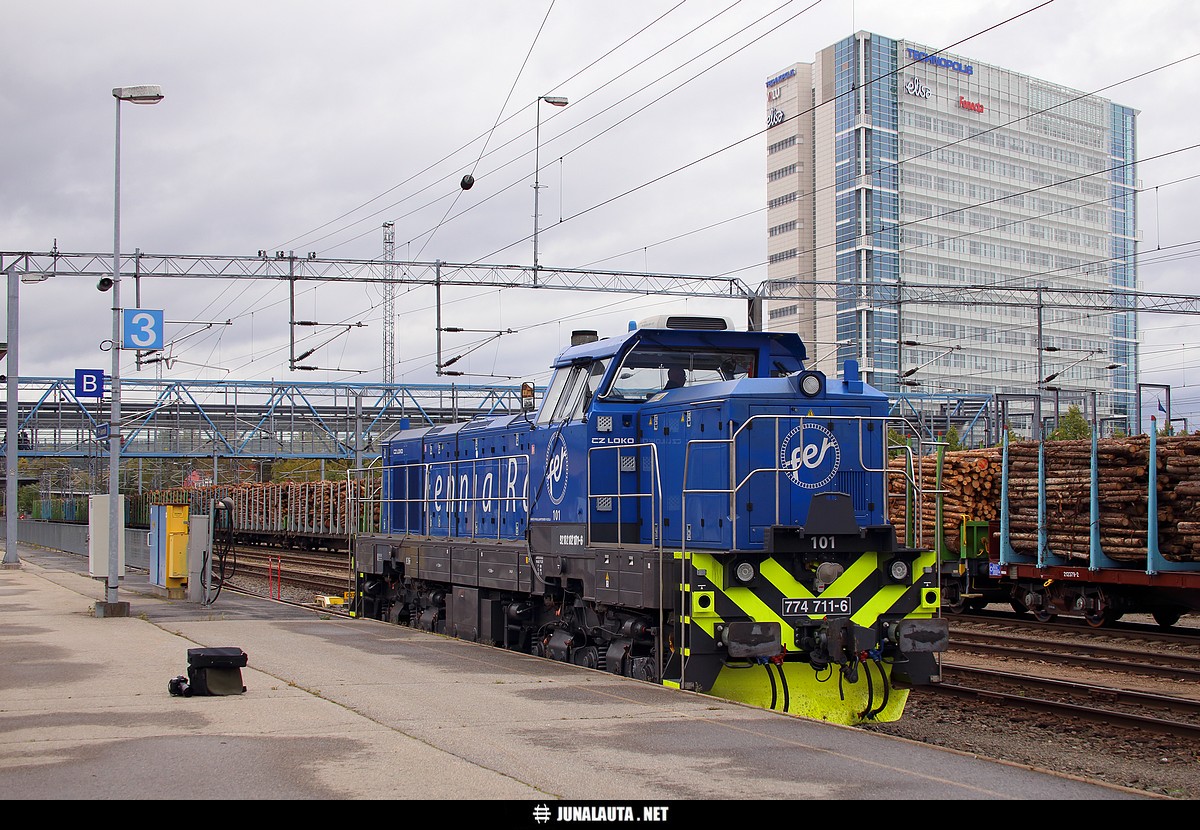 CZ LOKO 774 711-6 (Fennia Rail) @ Jyväskylä 02.10.2015
Parasta [i]etuviistoa[/i] mitä kuvaajasta ja kamerasta lähtee! :)
Avainsanat: Dr18 Dr18_101 FenniaRail Vet17002 Vet17001 20151002