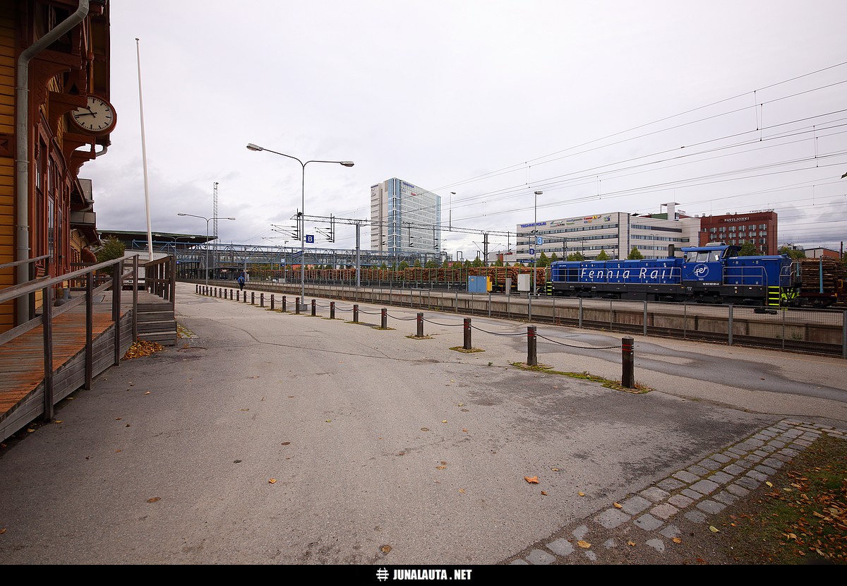 CZ LOKO 774 711-6 (Fennia Rail) Jyväskylän vanhan aseman edustalla 02.10.2015
Avainsanat: Dr18 Dr18_101 FenniaRail Vet17002 Vet17001 20151002 aseman_kello