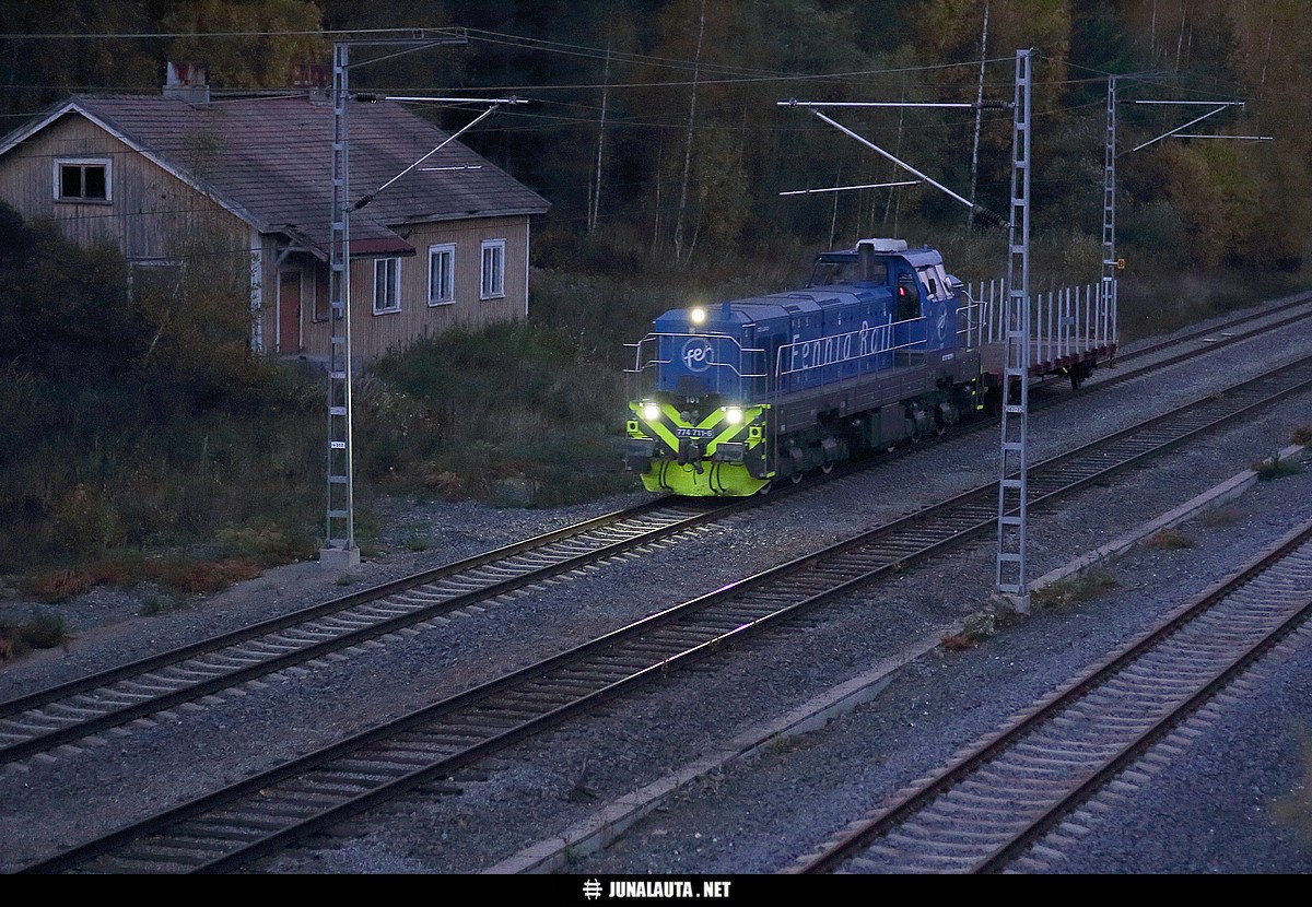 CZ LOKO 774 711-6 (Fennia Rail) @ Talviainen 02.10.2015
Fennia Rail:n "tavarajuna" matkalla Jyväskylästä Hämeenlinnaan! 

Pimeää oli, mutta nykyaikaisilla kameroilla pystyy ylivalottamaan kuvia yhdessä valovoimaisten objektiivien kanssa siten, että lopputuloksessa on nähtävillä muutakin kuin valokeilat! :)
Avainsanat: Dr18 Dr18_101 FenniaRail Kbps-v T7008 20151002