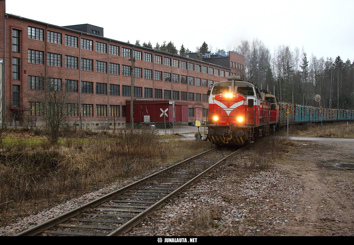 T2881 @ Joutjärvi (Lahti) @ 28.11.2015
MGO:t ovat huutaneet ja pauhunneet täysillä heinolalaisen keulilla tiukan nousun Lahden ratapihalta Joutjärven maisemiin. Taustalla aivan mahtavan upea tiiliverhoiltu [url=http://merivaara.fi/]Merivaara[/url]n tehdasrakennus, minne valitettavasti ei enää ole vähäistäkään raideliikennettä, vaikka hylätty_rata siinä yhä oli.
Avainsanat: Dv12_2545 Dv12_2738 raakapuujuna T2881 tasoristeyskuva hylätty_raide heinolalaine 20151128