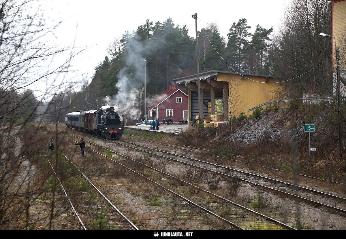Höyryjuna Vierumäellä 28.11.2015
Ukko-Pekka valmiina lähtemään kohti Heinolaa!
Avainsanat: MUS1947 höyryjuna höyryveturi museojuna Hr1_1009 Höyryveturimatkat1009 Ukko-Pekka 20151128