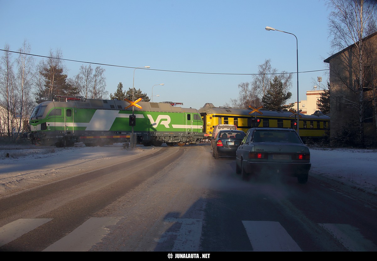 Sr3-sähköveturi Hangossa 07.01.2016
Matka Hangon satamasta Ilmalan ratapihalle on alkanut!
Avainsanat: Vectron Sr3 Sr3_3302 A17 Dv12_2640 MV11924 tasoristeyskuva 20160108_Vectron 20160107