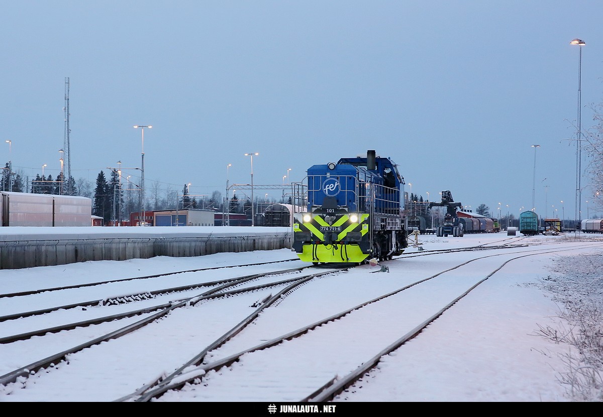 Dr18 101 (Fenniarail) @ Haaparanta 14.01.2016
Ensimmäinen yksityinen rautatieoperaattori ensimmäistä kertaa Ruotsin puolella! \o/ 
Avainsanat: Dr18 Dr18_101 FenniaRail T7000 20160114_Fenniarail 20160114