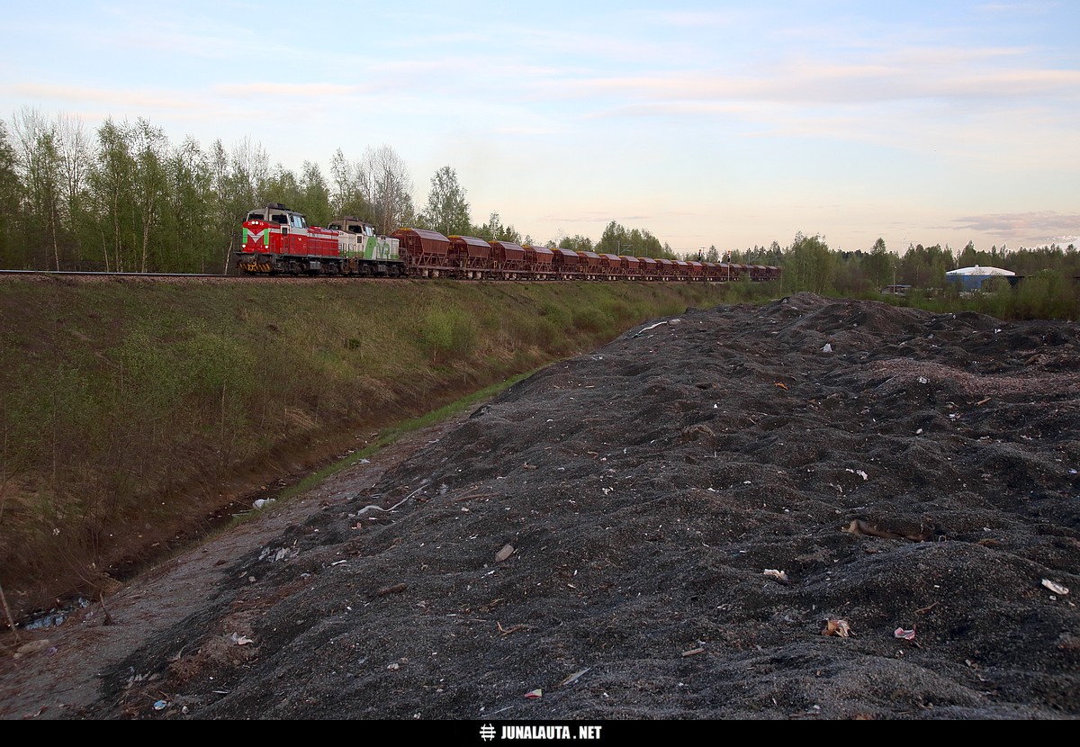 T54477 @ Iisalmi 13.05.2016
Siilinjärven ja Kokkolan välillä kulkee näemmä Tad-juniakin! 

Lumenajopaikka tarjosi vielä toukokuun puolivälissä normaalista poikkeavan kuvauspaikan.
Avainsanat: T54477 Dv12_2515 Dv12_2628 Tad/Tabd-juna siilinjärveläine 20160513
