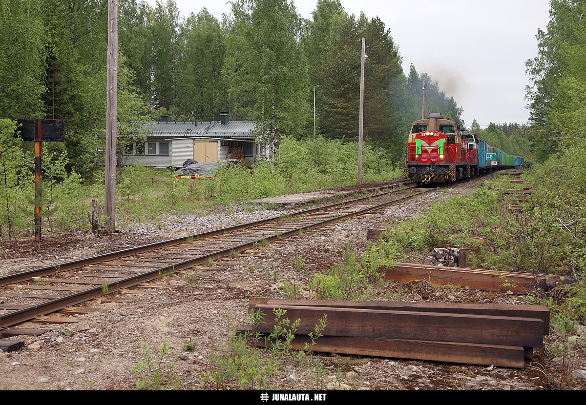 T53364 @ Enonjärvi 26.05.2016
Lehmänkello kilkattaa Enonjärvellä - ja vähän muuallakin! :) 

Enonjärven päärautatieasema on yhä ihanan alkuperäisessä kunnossa! Ja miksei olisi, onhan laituri valmistettu betonista ja betonista on valettu vähän muutakin erikoista ja harvinaislaatuista, kuten paikalla nuuskineet ovat kenties huomioineet! ;)


Avainsanat: Dv12_2750 Dv12_2556 raakapuujuna T53364 T3364 lehmänkello pihtiputaalaine 20160526