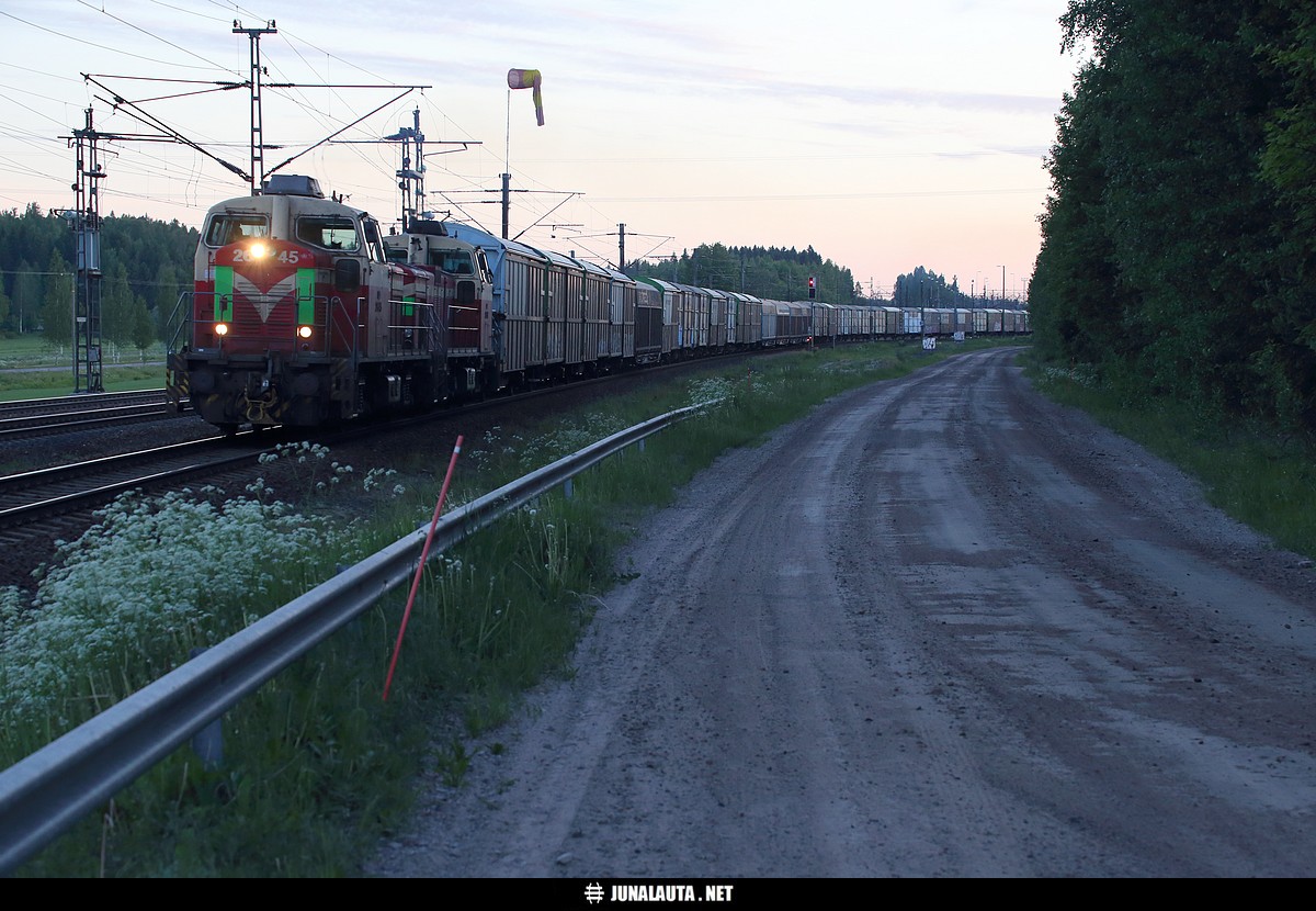 T3042 @ Arolampi (Riihimäki) 07.06.2016
Avainsanat: T3042 Dv12_2645 Dv12_2638 paaperijuna hankolaine kaksoisraide 20160607