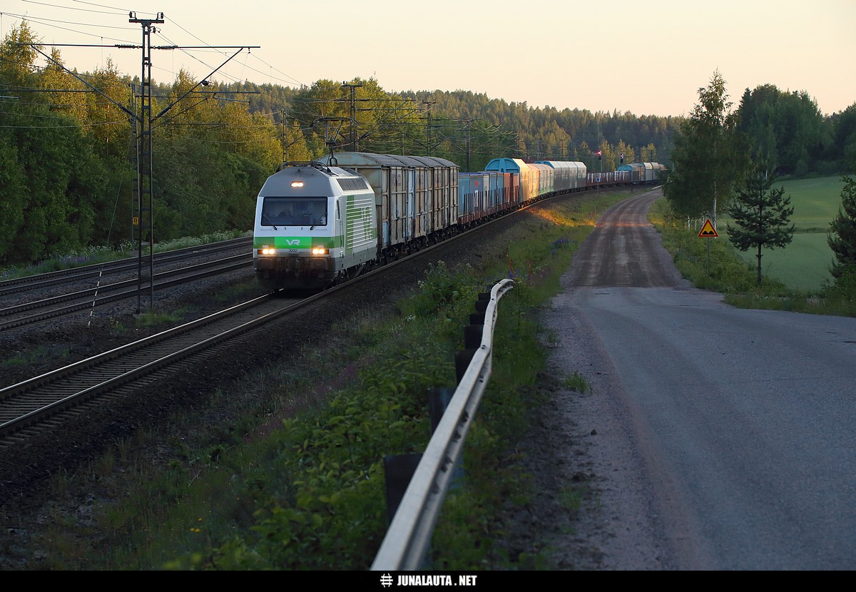 T3760 @ Arolampi (Riihimäki) 07.06.2016
Vuosaarelaine on varastanut letkaansa mm. Kaskisten vilppulalaiset ja [s]loviisan[/s] punkaharjulaiset! :) 

(Riihimäellä junaan lisättiin 11 viimeistä vaunua)
Avainsanat: T3760 Sr2_3222 vuosaarelaine kaksoisraide 20160607