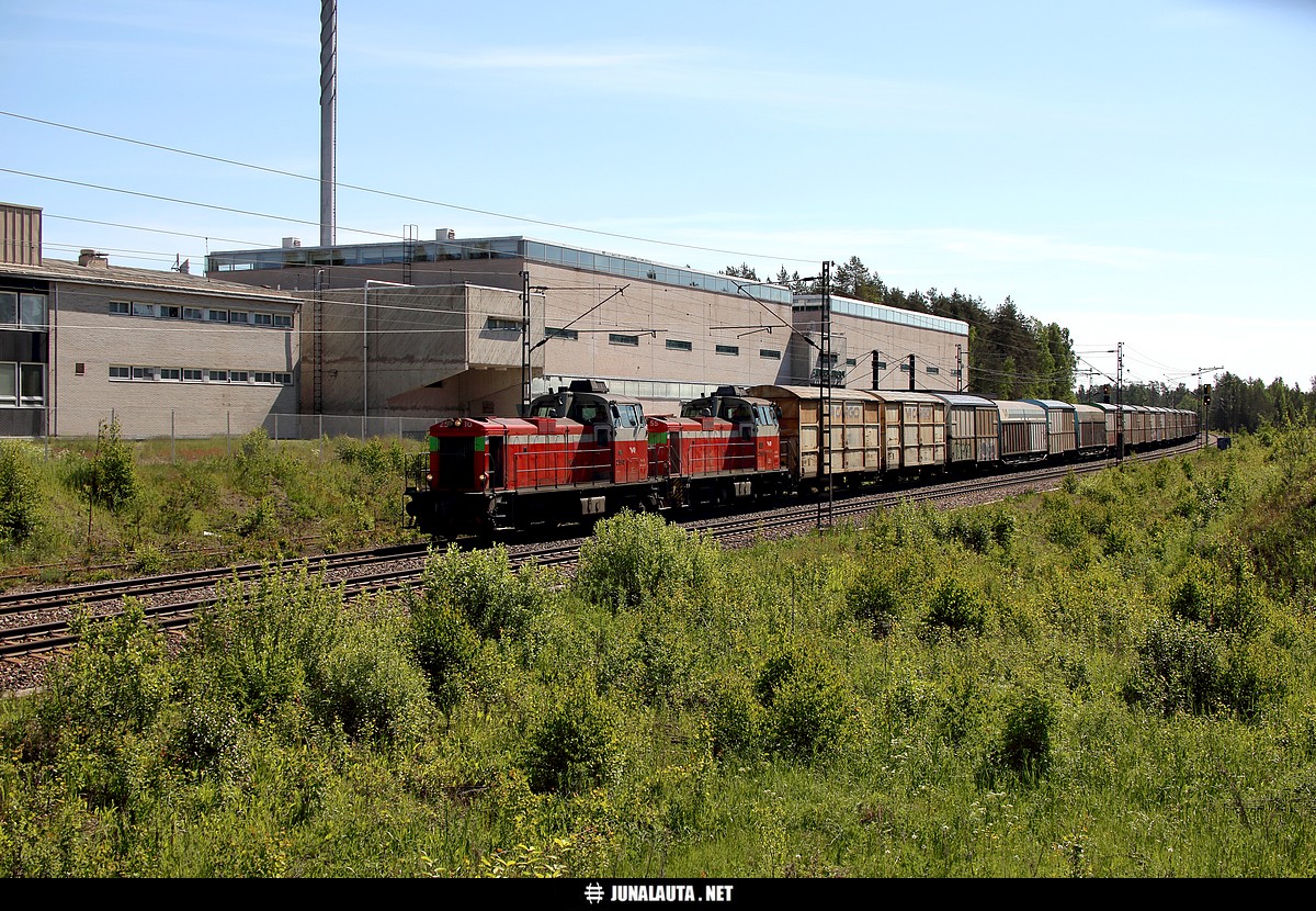 T52878 @ Nastola 07.06.2016
Heinolalaine ohittaa Nastolan joutilaiksi amputoituja vanhoja teollisuusraiteita juuri ennen Nastolan modernia ja nykyaikaista junapysäkkiä!
Avainsanat: T52878 Dv12_2510 Dv12_2555 heinolalaine kaksoisraide 20160607