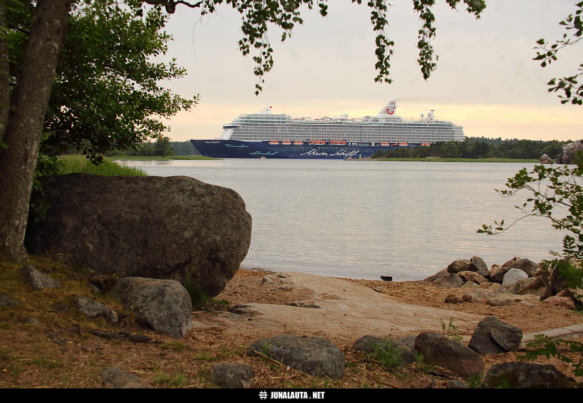 Mein Schiff 5 @ Kukkarokivi 21.06.2016
Avainsanat: laivakuva MeinSchiff5 20160621