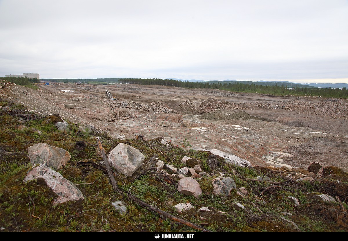 Patokankaan puuterminaali Kemijärvellä 03.07.2016
Raakapuuterminaalin alue alkaa viimein hahmottua.
Avainsanat: ratatyömaa raakapuuterminaali 20160703