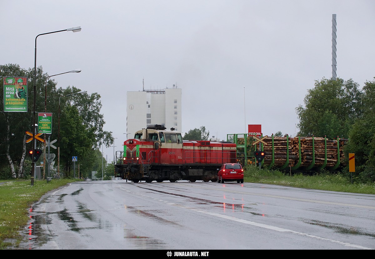 Raakapuuta matkalla Veitsiluodon tehtaille Kemissä 05.07.2016
Päivän ensimmäinen satsi raakapuuta matkalla Veitsiluotoon. Valtakadun puomiton tasoristeys huutaa punaisena kilpaa veturin kanssa! Matkan varrella ylitetään vielä muutamia pienempiä tasoristeyksiä ja meren rantaan vieviä epävirallisia radan ylityspolkuja sekä Ajoksentien puomilaitos. Onkohan Teboilia saatu vieläkään herätettyä eloon? Selän taakse jäävä Kesoil sen sijaan tullee pysymään kylmäasemana loppuaikansa...

Aikoinaan Veitsiluotoon kuljettiin Järpin kautta, Oulun radan kautta. Joitakin vuosia sitten Kemi-Tornio -moottoritien rakentamiseen olisi haluttu yhdistää myös Ajoksen ja Veitsiluodon radan uudelleen linjaus, mutta tämä jäi toteutumatta. 
Avainsanat: raakapuujuna tasoristeyskuva Dv12_2614 vaihtotyöliikenne vaihtotyöliikenne_Kem 20160705