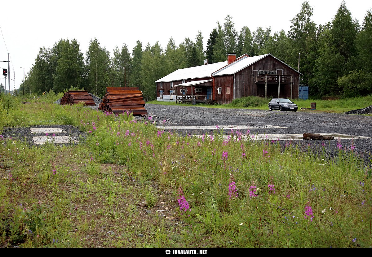 Muuntajanpurkupaikka @ Ii 05.07.2016
Muuntajakuljetus saapunee rautateitse myös Iihin vielä tämän vuoden puolella, jahka horsmaraide on saatu saneerattua? 
Avainsanat: muuntajankuormauspaikka Ezx-vaunu 20160705