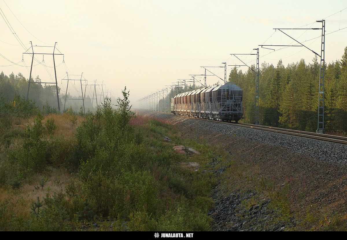 T5281 @ Murtomäki-Talvivaara 04.08.2016
Talvivaaran kalkkikivilaiva oli tällä kertaa saapunut normaaliin tapaan Kokkolan satamaan Tornion tai Mussalon sijaan. 

Tad-sarjan vaunujen lisäksi tänä aamuna ei ollut muuta kuljetettavaa Kokkolasta, pari tuntia myöhemmin saapui harjavaltalainen.
Avainsanat: Sr1_3008 talvivaaralaine T5281 20160804