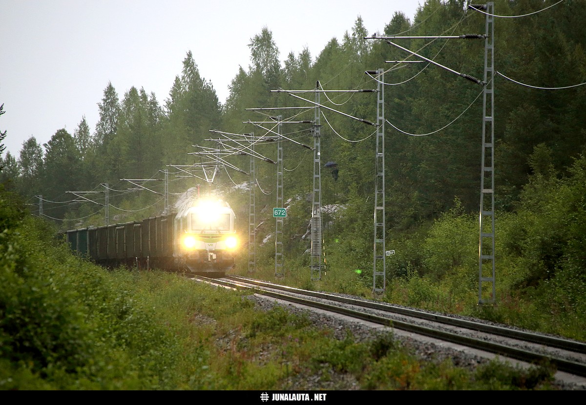 T55259 @ "Härmänmäki" (Kontiomäki-Vartius) 04.08.2016
Vectron-parin koeajot (tai koulutusajot?) enemmän tai vähemmän vauhdissa Härmänmäen nousussa... Vesisateesta huolimatta Härmänmäen junakatsomoon oli saapunut myös yksi Siemens-joukkueen kannattaja kannustamaan kotijoukkueen vetureita hyvään vetosuoritukseen! :)
Avainsanat: T55259 Vectron Sr3_3303 Sr3_3304 Sr1_3030 Sr1_3099 rautapellettijuna vartiuslaine #harrastajaruuhka 20160804