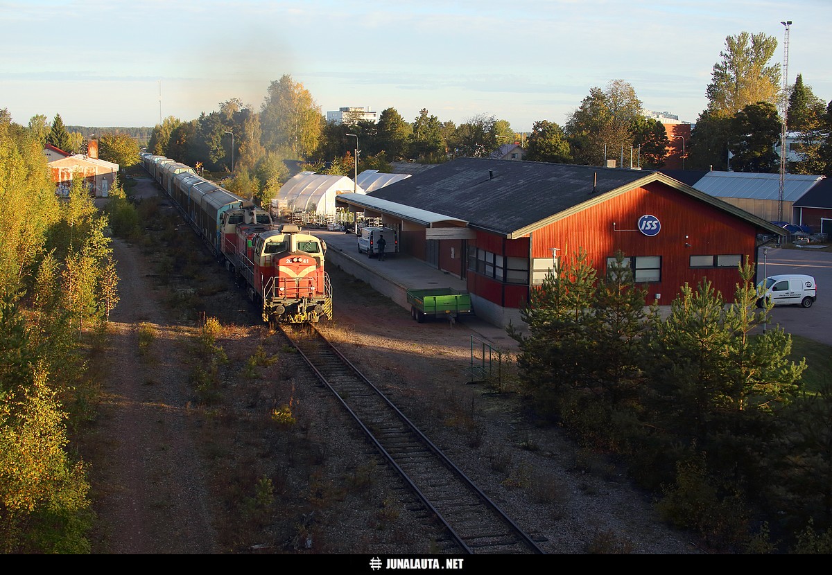 Paperivaunuja Loviisan satamaan?? ... T52866 @ Loviisa 15.09.2016
Ei ollut paperia, ei sellua. Vaunuista paljastui [i]valokaariuunipölysäkkejä[/i]! :)
Avainsanat: T52866 Dv12_2641 Dv12_2747 loviisalaine 20160915
