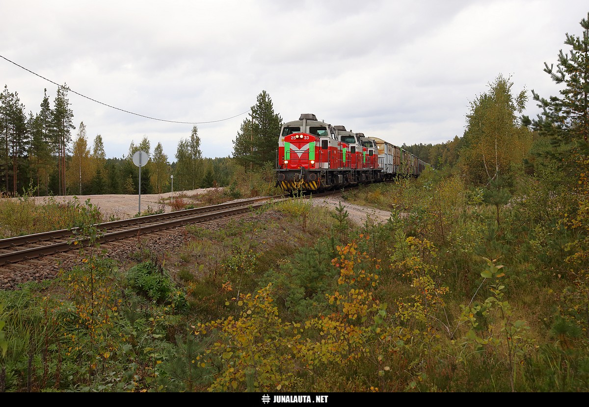 T3534 @ Meltola 15.09.2016
Kirkniemeläine olikin tällä kertaa peräti oikein kolmella koneella!
Avainsanat: T3534 Dv12_2533 Dv12_2532 Dv12_2514 paperijuna poistettu_tasoristeys kirkniemeläine 20160915