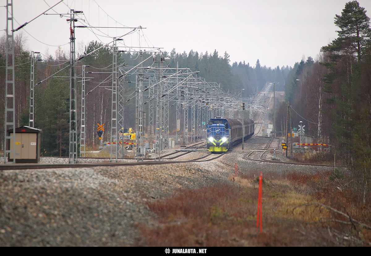 T7001 (Fenniarail) @ Murtomäki 11.10.2016
Fenniarail:n sinipäinen tavarajunatoukka Murtomäen montussa matkalla Kajaaniin... CAT sylkee kohta mustaa tulta!
Avainsanat: T7001 Fenniarail Dr18_102 20161011 tasoristeyskuva