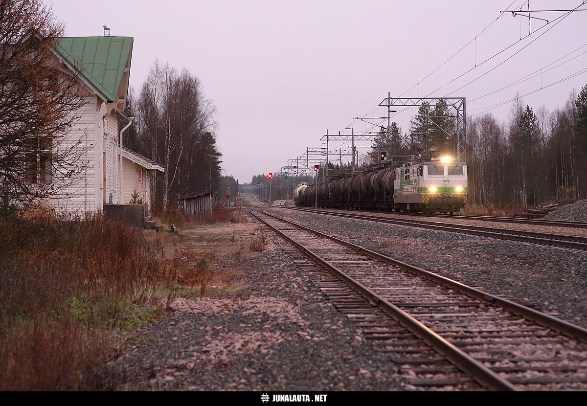 T3824 @ Murtomäki 13.10.2016
Kajaanin lankkujunan mentyä saa talvivaaralainen värit Murtomäestä eteenpäin. Iltakuudelta oli jo [i]oikeasti[/i] sen verran hämärää, ettei silmien valovoima riittänyt kokoonpanotietojen poimimiseen vaunujen kyljistä! 
Avainsanat: T3824 Sr1_3029 talvivaaralaine harjavaltalaine 20161013