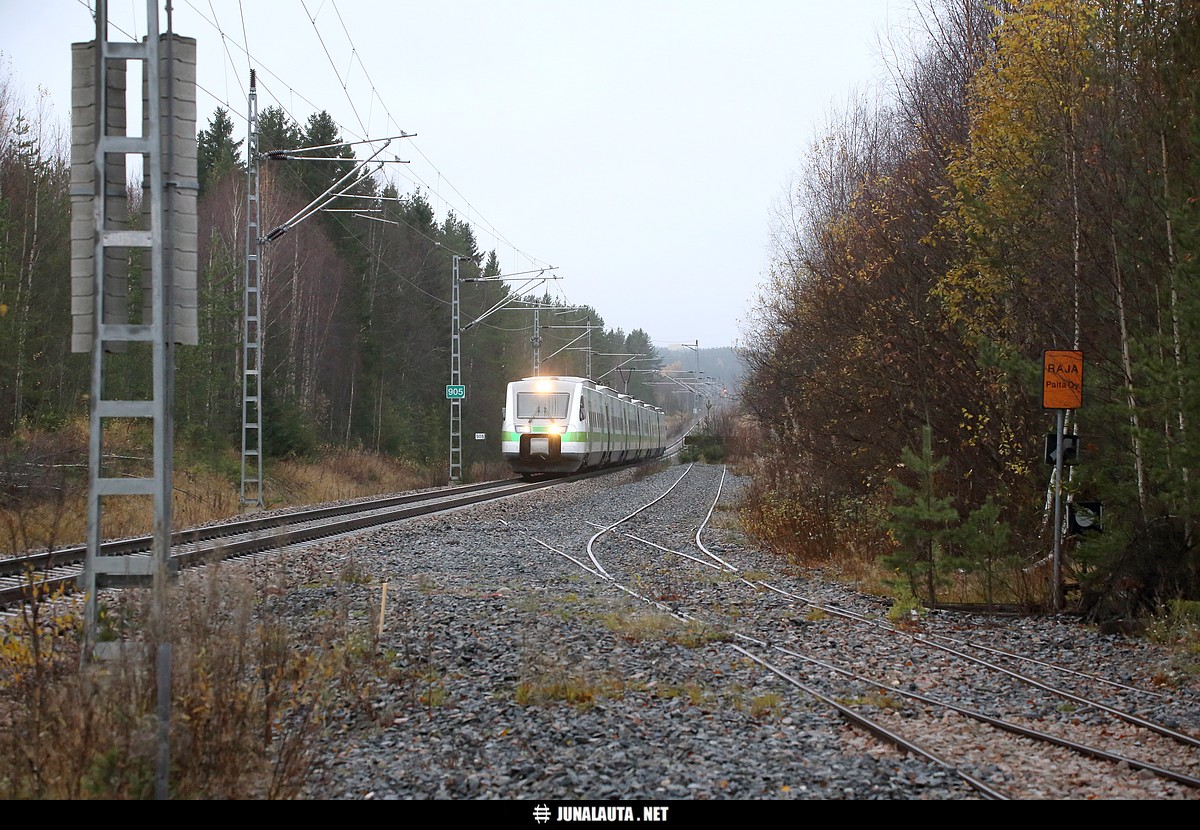 S66 (Paltamon tulevan sellutehtaan vaihteella?) @ Palta 15.10.2016
[url=http://www.fi.kaicellfibers.fi/]KaiCell Fibers[/url] on vahvistanut Paltamon valinnan biotuotetehtaan rakennuspaikaksi. Paltamon kunta on raivannut kaikki maanomistusesteet mahdollisen sellutehtaan tieltä vaihtamalla maita kaikkiaan seitsemän maanomistajan kanssa viime vuoden aikana. Hankkeelle on nyt varattu noin 208 hehtaaria kylätaajaman itäpuolelta, kuvassa näkyvän Paltan entisen linjavaihteen ja sahan pohjois- ja itäpuolelta. Alue on kaavoitettu osittain teollisuusalueeksi, mutta suurin osa pinta-alasta on kaavassa metsätalousaluetta. Tuleva tehdasrata kulkisi valtatien ali tehdasalueelle. Kunta ryhtyy kaavoitustöihin, jos hanke etenee suunnitellusti. Biotuotetehtaan ympäristövaikutusten arviointi (yva) käynnistyy jo tänä keväänä, investointipäätös on tarkoitus tehdä vuoden 2018 loppuun mennessä, jonka jälkeen alkaisi kaksi vuotta kestävä rakentaminen. Aikaisintaan tehdas olisi käynnissä vuosien 2020–2021 aikana.
Avainsanat: Sm3_7x07 pendolino S66 20161015