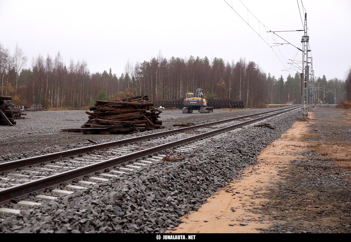 Nuojua (Nua) 835+248 @ 15.10.2016
Nuojuan jo purettu mutta lakkauttamaton [i]väliaikainen linjavaihde[/i] Vaalan länsipuolella. [i]Linjavaihdemerkki[/i] näkyykin sähkötolpassa.
Avainsanat: kaivinkone väliaikainen_linjavaihde tasoristeyskuva linjavaihdemerkki ratatyömaa 20161015