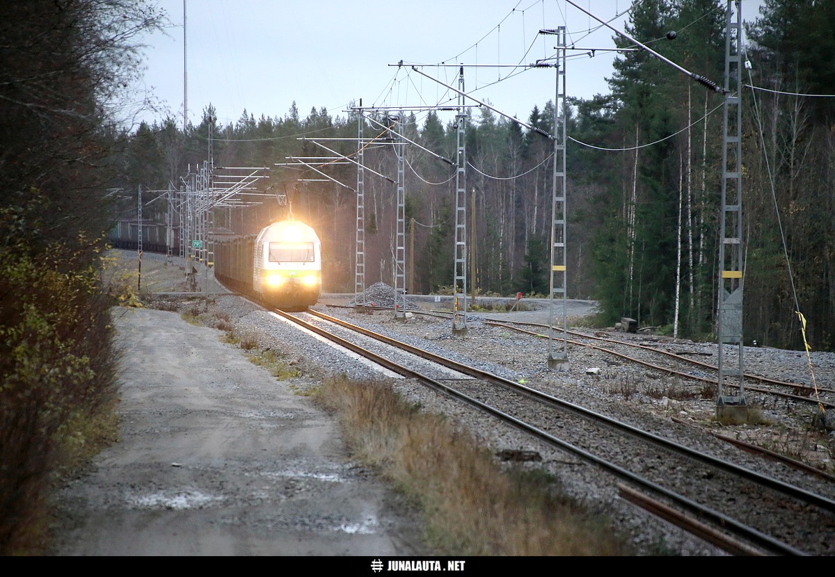 T5223 @ Hyrkäs 15.10.2016
#katoltakuvaaminen!
Avainsanat: T5226 Sr2_3210 Sr2_3220 rautapellettijuna väliaikainen_linjavaihde tasoristeyskuva 20161015
