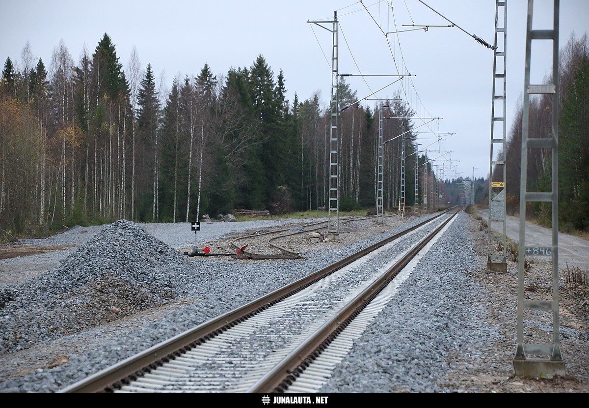 Hyrkäs (Hyr) 796+793 @ 15.10.2016
24.06.2016 avattu ja 11.08.2016 lakkautettu Hyrkäksen [i]väliaikainen linjavaihde[/i] on ilmeisesti jätetty odottamaan ensi kesänä jatkuvaa Oulu-Kontiomäki -rataremonttia. Ahmaksen ja Nuojuan vastaavat raiteet oli sen sijaan purettu pois, vaikka liikennepaikkoja ei vielä oltu lakkautettu eikä liikennepaikkakylttejä poistettu sähkötolpista. Kuvassa näkyy myös kohta, mihin saakka perusparannus on edennyt Kontiomäen suunnasta. 
Avainsanat: väliaikainen_linjavaihde 20161015