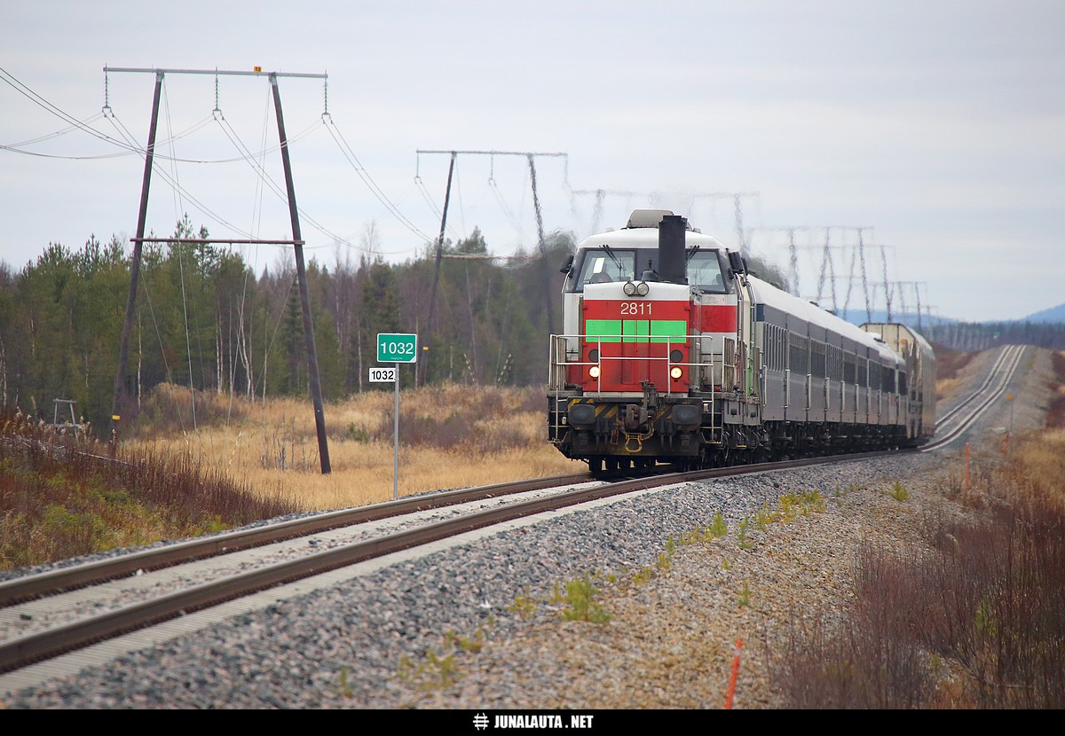 PYO263 @ Koivumaa 16.10.2016
Oranssiliiviset harrastajat olivat vallanneet Koivumaan parhaimmat laukomispaikat keltaliivisen harrastajan saapuessa paikalle. Onneksi Kolarin yöjuna oli tällä(kin) kertaa tunnin verran myöhässä, minä aikana oranssiliiviset harrastajat kyllästyivät odottamaan ja päättivät vaihtaa paikkaa. Niin teki myös keltaliivinen harrastaja vallaten oranssiliivisten passipaikat, ja pääsi ampumaan 500-millisellä parhaimmalta paikalta täysin esteettömästi. Nyt riittää kiintolevyillä Valakonlihaa jaettavaksi vaikka muille harrastajille kuvan välityksellä! :)
Avainsanat: PYO263 yöjuna Dr16_2816 Dr16_2811 20161016