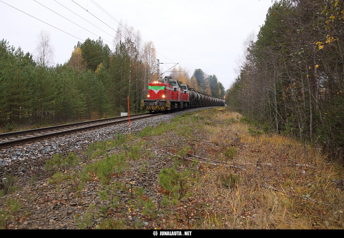 T5054 @ Keveli (Iisalmi) 18.10.2016
Kahdeksan vuotta sitten julkaistu [url=http://vaunut.org/kuva/48428]kuva[/url] 32 vuoden takaa innoitti tutkailemaan tämän päivän rautatiemaisemia kuvauspaikalla... 

Ilmeisesti 1800-luvulta peräisin olevat rautatiet ovat katoava kuljetusmuoto, koska kiskojen määrä vähenee ja samat dieselveturit vetävät yhä harvinaisemmiksi käyviä tavarajunia?
Avainsanat: T5054 Dv12_2560 Dv12_2558 siilinjärveläine 20161018