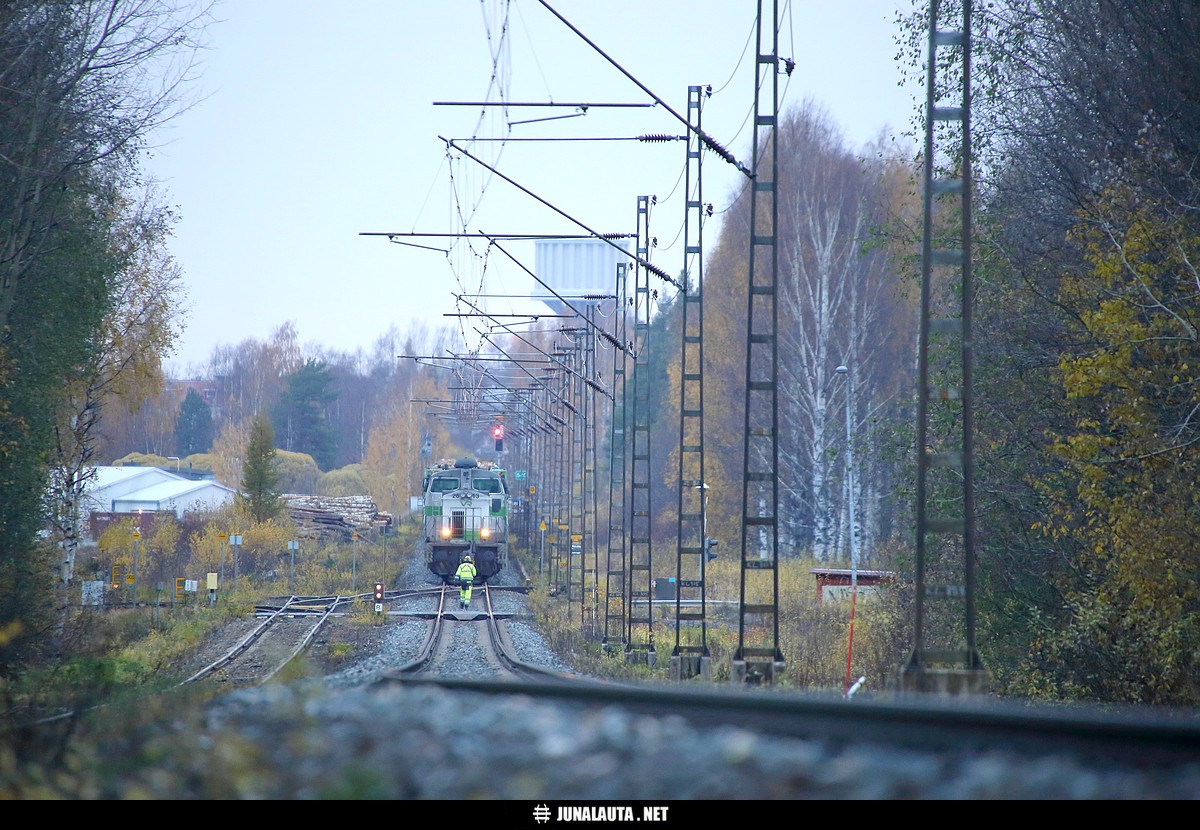 PAI65677 @ Iisalmen Teollisuusraiteet 18.10.2016
Aamuharrastajavuoron kuvattua tyhjien vaunujen tuonnin, on iltaharrastajavuoron tehtävä kuvata täysien vaunujen nouto! :)
Avainsanat: PAI65677 raakapuujuna tasoristeyskuva Dv12_2613 PAI-liikenne Bigma@500mm 20161018